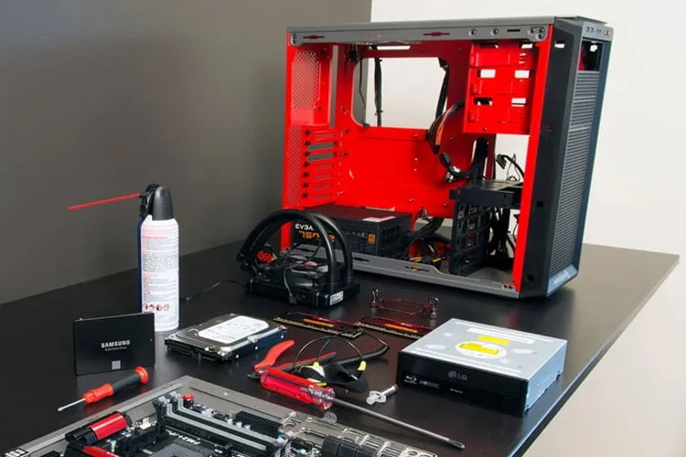 Tháo các tấm chắn bên và mặt trước của vỏ case máy tính bàn bằng tua vít