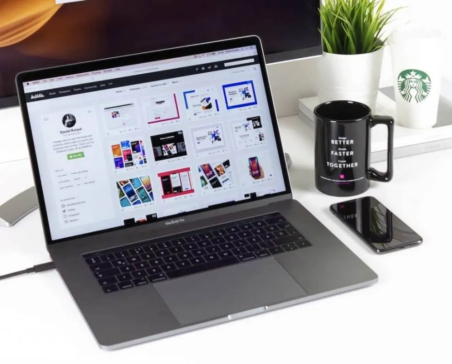 Macbook Pro 2018 minh họa cho việc cách tải ảnh trên web về máy tính nhanh chóng