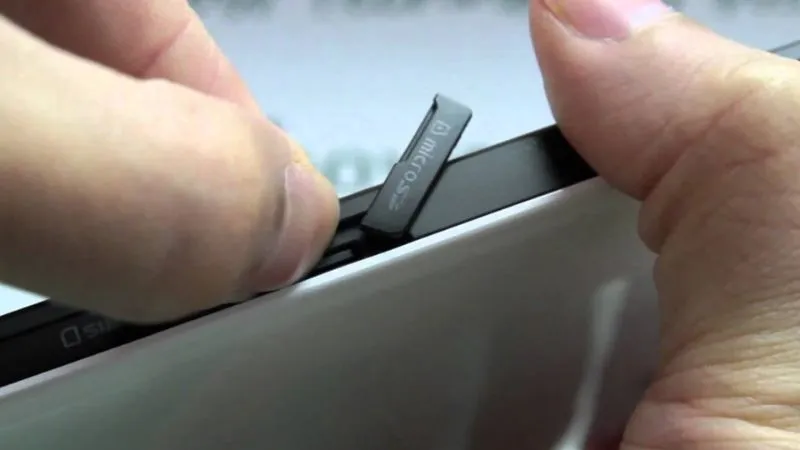 Tháo thẻ nhớ SD để kiểm tra liệu thẻ nhớ có bị lỗi hoặc nhiễm virus gây đơ cảm ứng không