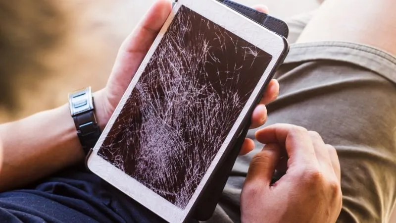 Màn hình máy tính bảng bị nứt do va đập mạnh