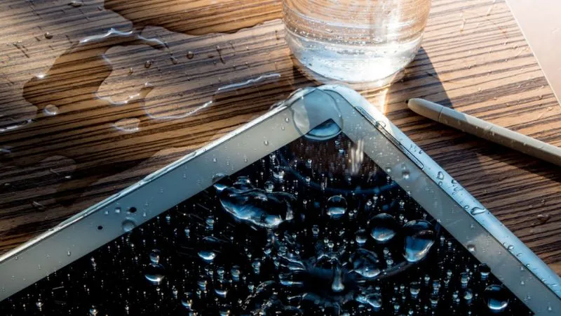 Máy tính bảng bị ngấm nước hoặc dùng trong môi trường ẩm ướt dễ gây chập mạch