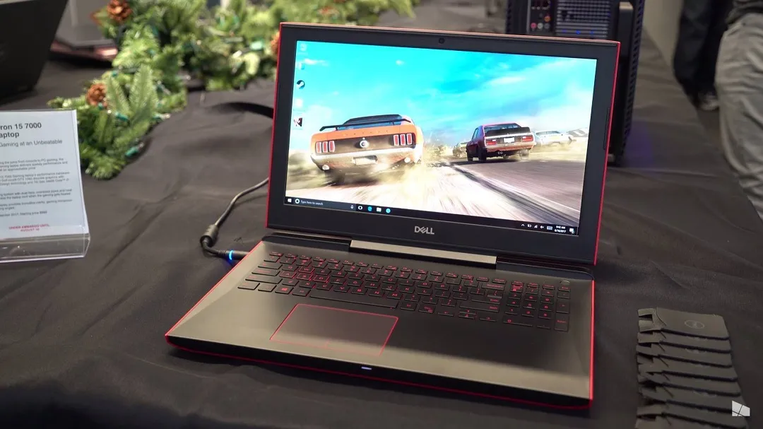 Kỹ thuật viên đang kiểm tra các cấu hình hiển thị để tìm ra cách xử lý màn hình máy tính bị ngược triệt để