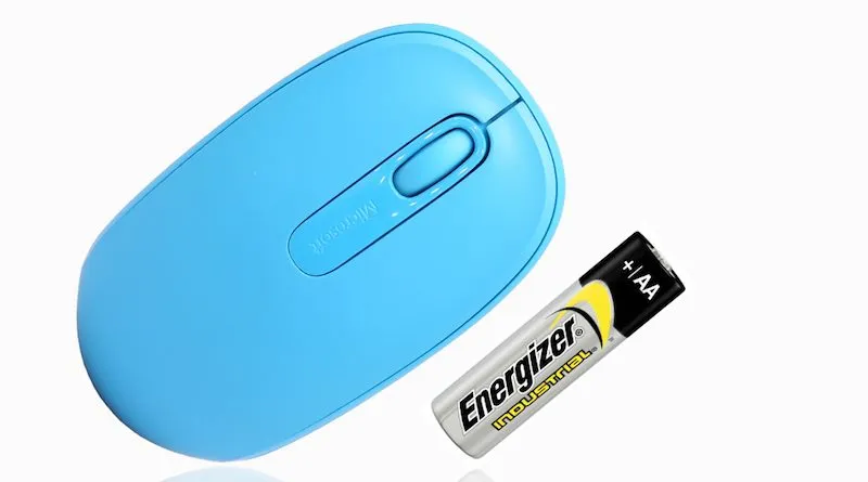 Các loại pin AA AAA và C được sử dụng phổ biến trong các thiết bị điện tử, minh họa tầm quan trọng của nguồn cấp điện ổn định trong cách lắp dây máy tính