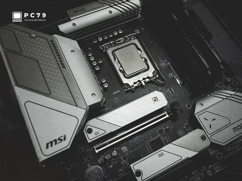 Đánh giá chi tiết ngoại hình và các vết trầy xước để xác định giá trị linh kiện máy tính cũ