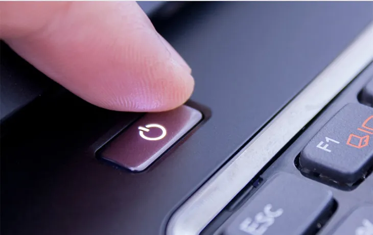 Màn hình laptop hiển thị giao diện Shut Down (Tắt máy), nên thực hiện khi không sử dụng.