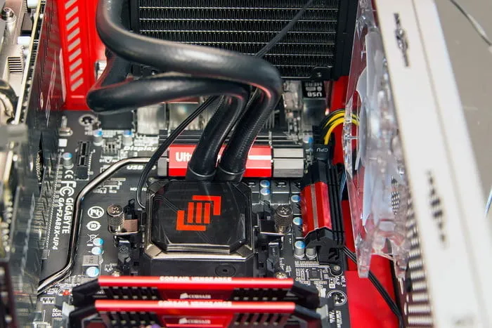 Cố định bộ làm mát CPU (tản nhiệt khí) lên socket sau khi đã bôi keo tản nhiệt