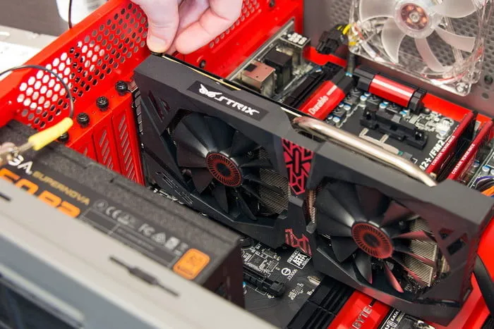 Đặt card đồ họa (VGA) vào khe cắm PCIe và ấn mạnh cho đến khi khóa an toàn khớp vào