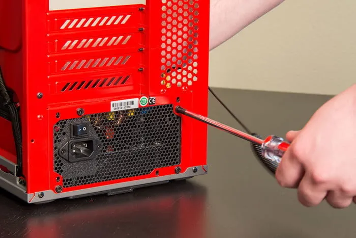 Bắt vít cố định bộ nguồn vào mặt sau của vỏ case để đảm bảo tính chắc chắn