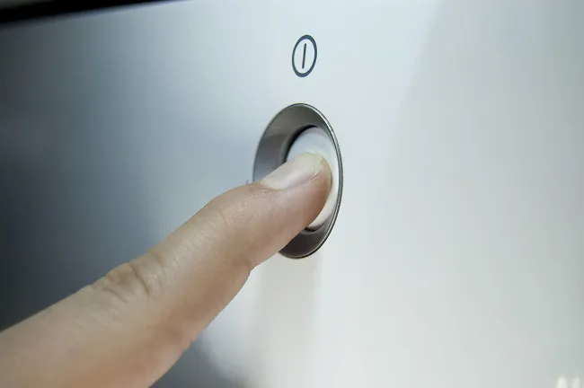 Giữ nút nguồn để xả điện dư thừa