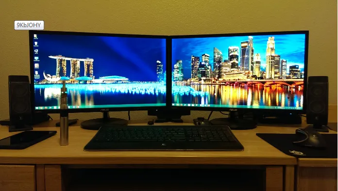 Minh họa cách thiết lập hình nền kéo dài (Span) qua hai màn hình máy tính Windows