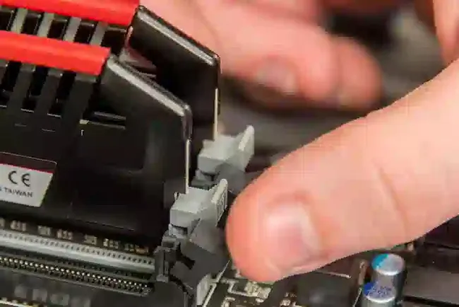 Lấy thanh RAM ra theo chiều thẳng đứng