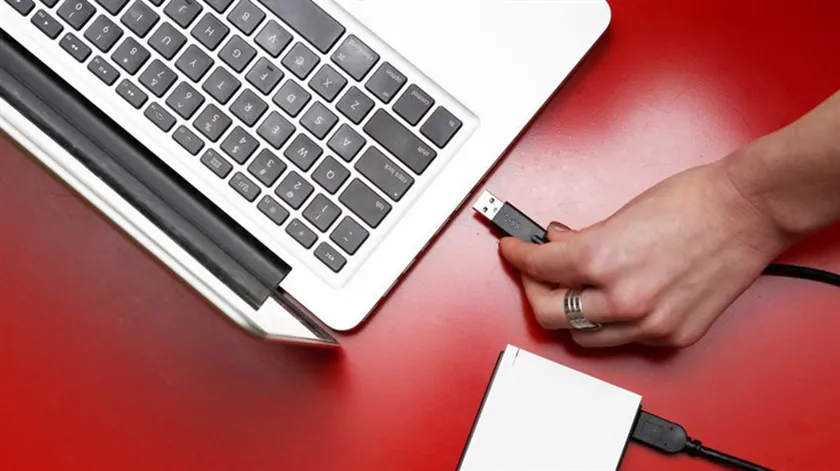 Nên cắm sạc laptop khi sử dụng để bảo vệ tuổi thọ pin và hạn chế lỗi pin laptop Acer