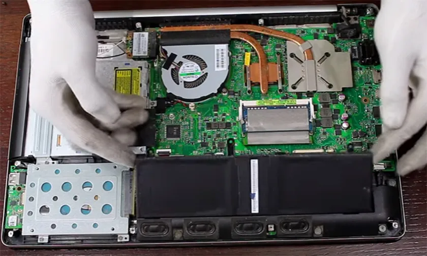 Tháo các ốc cố định và tiến hành thay pin mới cho laptop Acer