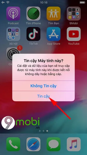 Kết nối thiết bị iPhone với máy tính qua cáp Lightning và chấp nhận quyền Tin cậy trên màn hình điện thoại.