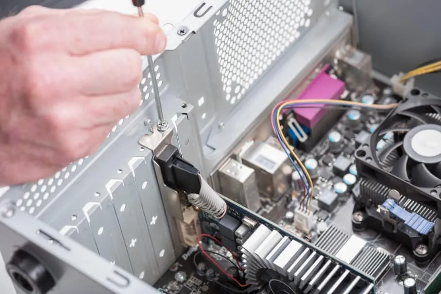 Tháo ốc vít và mở vỏ case máy tính để bắt đầu vệ sinh