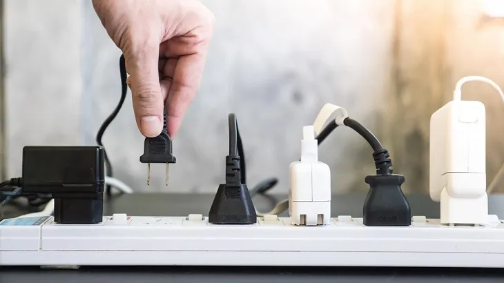 Tháo toàn bộ dây nguồn và dây kết nối trước khi vệ sinh thùng máy tính (CPU)