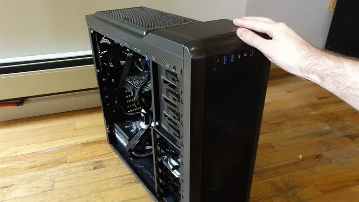 Sử dụng tua vít để mở nắp thùng máy tính nhằm tiếp cận các linh kiện bên trong