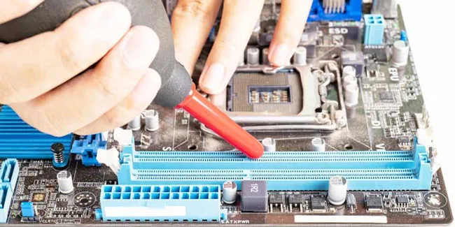 Sử dụng bóng thổi khí hoặc khí nén vệ sinh khe RAM