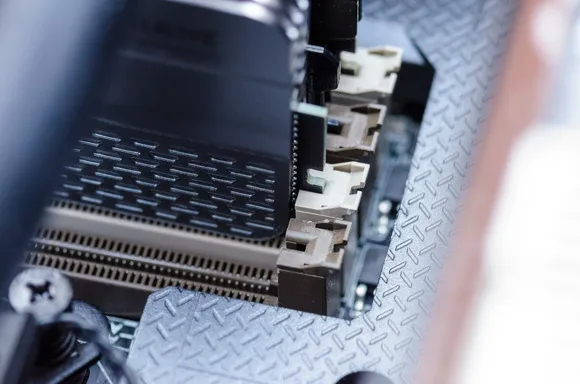 Lắp đặt thanh RAM mới đúng cách, đảm bảo định hướng notch và ấn chắc chắn cho chốt gài