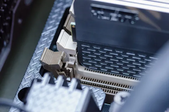 Kỹ thuật tháo RAM cũ bằng cách mở chốt lẫy gài ở hai đầu khe cắm