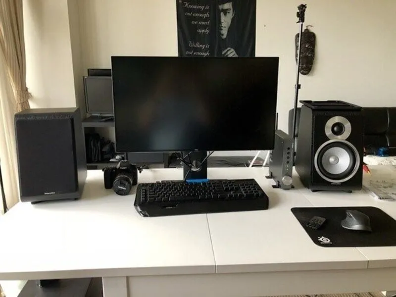 Kỹ thuật viên kiểm tra máy tính trước khi thực hiện cách mở máy tính để bàn để bảo trì.