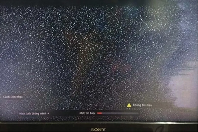 Hình ảnh minh họa dây cáp kết nối lỏng lẻo hoặc bị hỏng có thể gây ra hiện tượng màn hình máy tính bị nhiễu