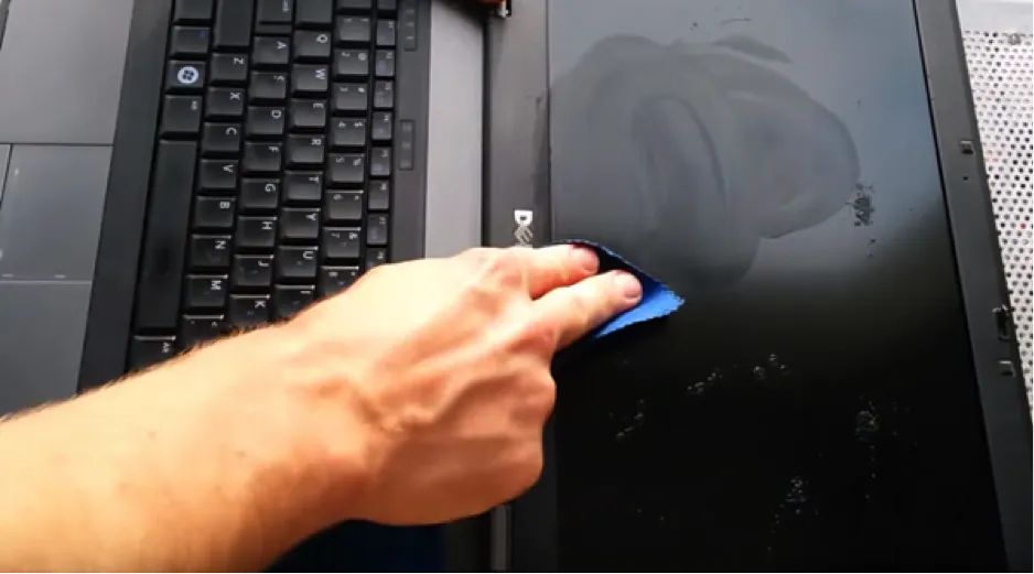 Lau nhẹ nhàng vỏ ngoài máy tính xách tay bằng khăn cotton và dung dịch vệ sinh