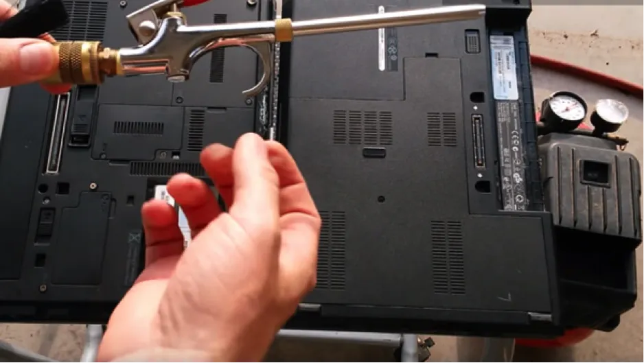 Sử dụng tua vít để tháo các ốc cố định nắp lưng của máy tính xách tay