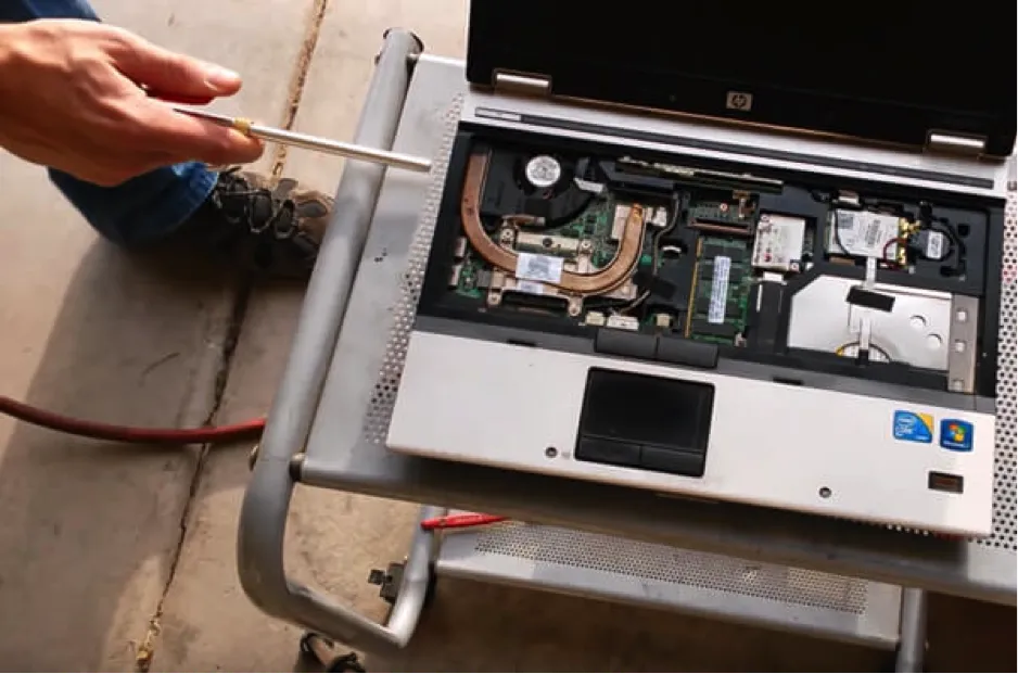 Sử dụng bình khí nén để làm sạch bụi bẩn trên quạt tản nhiệt và khe tản nhiệt