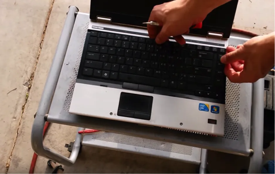 Tháo rời bàn phím để vệ sinh các linh kiện bên dưới và mặt sau bàn phím