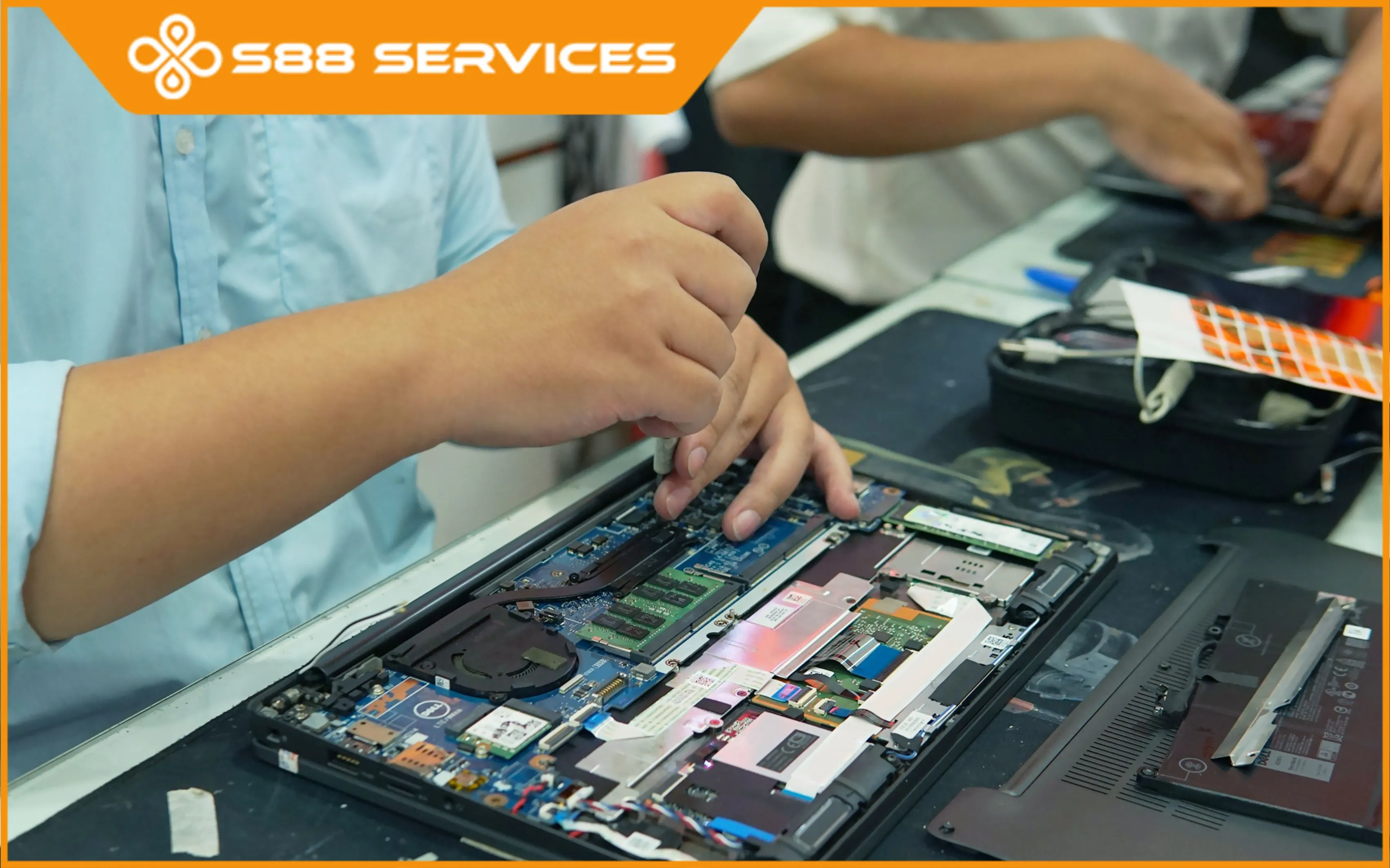 Kỹ thuật viên đang kiểm tra và sửa chữa phần cứng máy tính tại cửa hàng