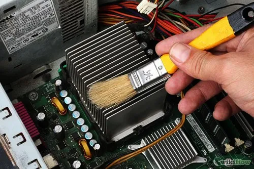 Vệ sinh và thay keo tản nhiệt là cách khắc phục máy tính hay bị sập nguồn do quá nóng