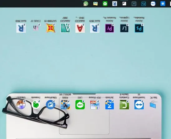 Minh họa màn hình máy tính bị lật ngược sau khi vô tình kích hoạt chức năng xoay, cần áp dụng cách lật ngược màn hình máy tính