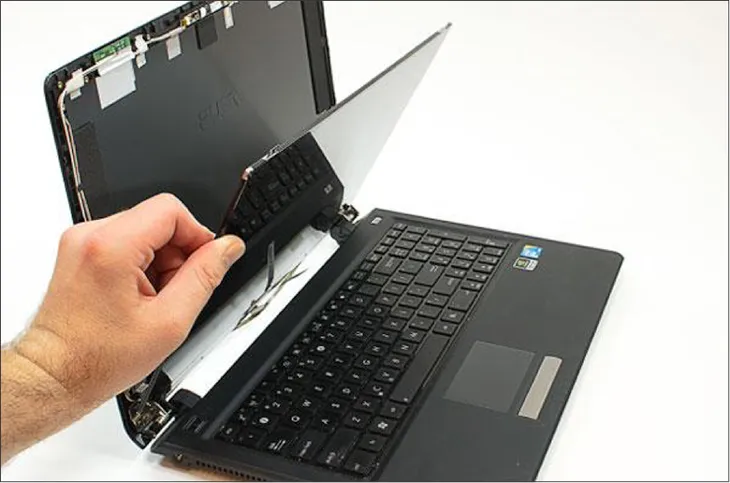 Màn hình laptop bị giật liên tục có thể do lỗi panel hoặc cáp kết nối bên trong