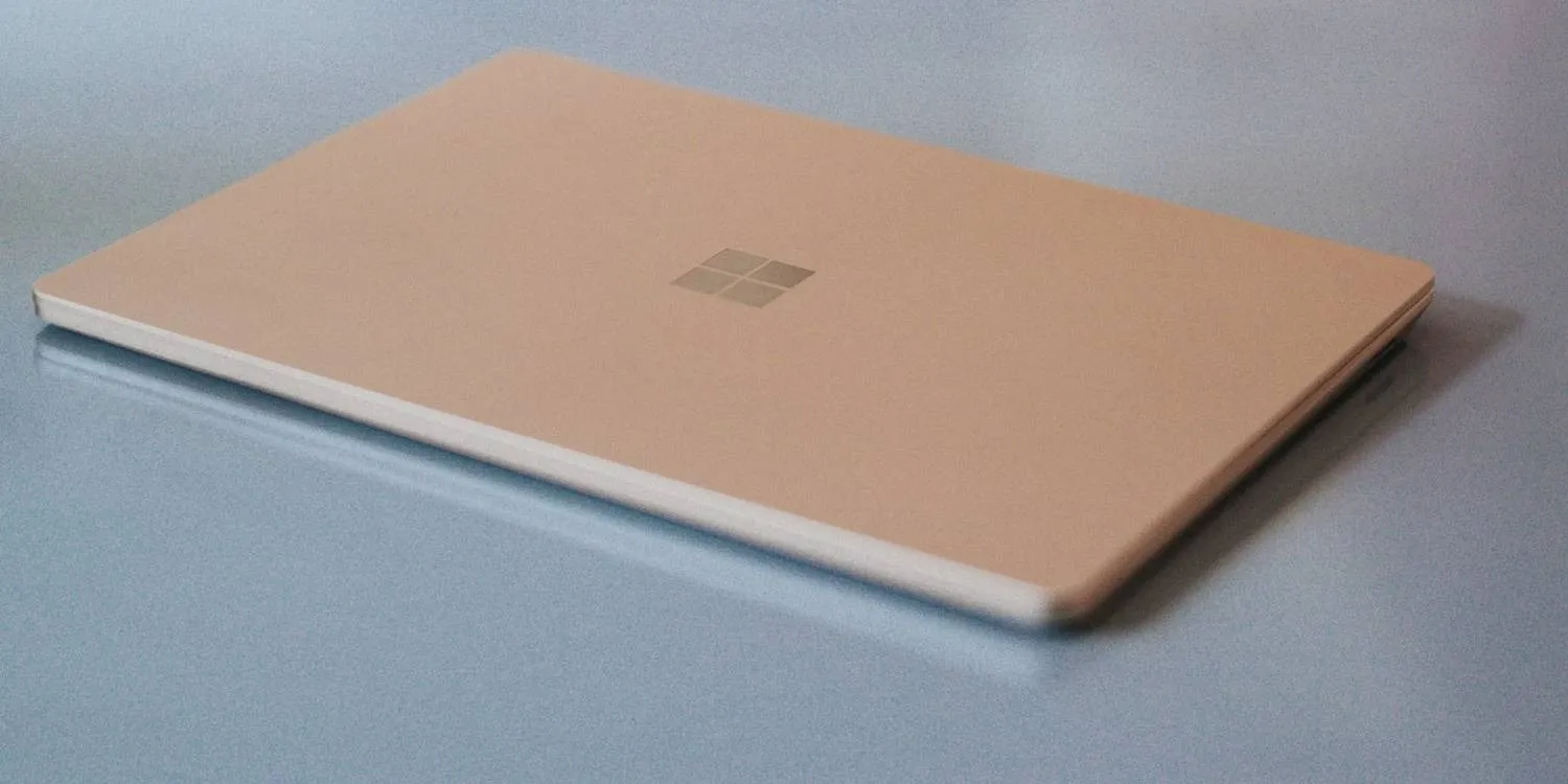 Ảnh minh họa cảnh báo về nguồn điện ổn định khi cập nhật phần mềm Surface