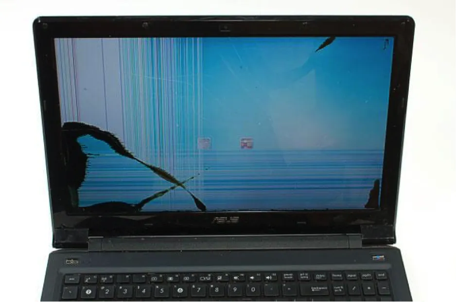 Kỹ thuật viên đang kiểm tra hư hỏng màn hình laptop bằng cách kết nối màn hình ngoài