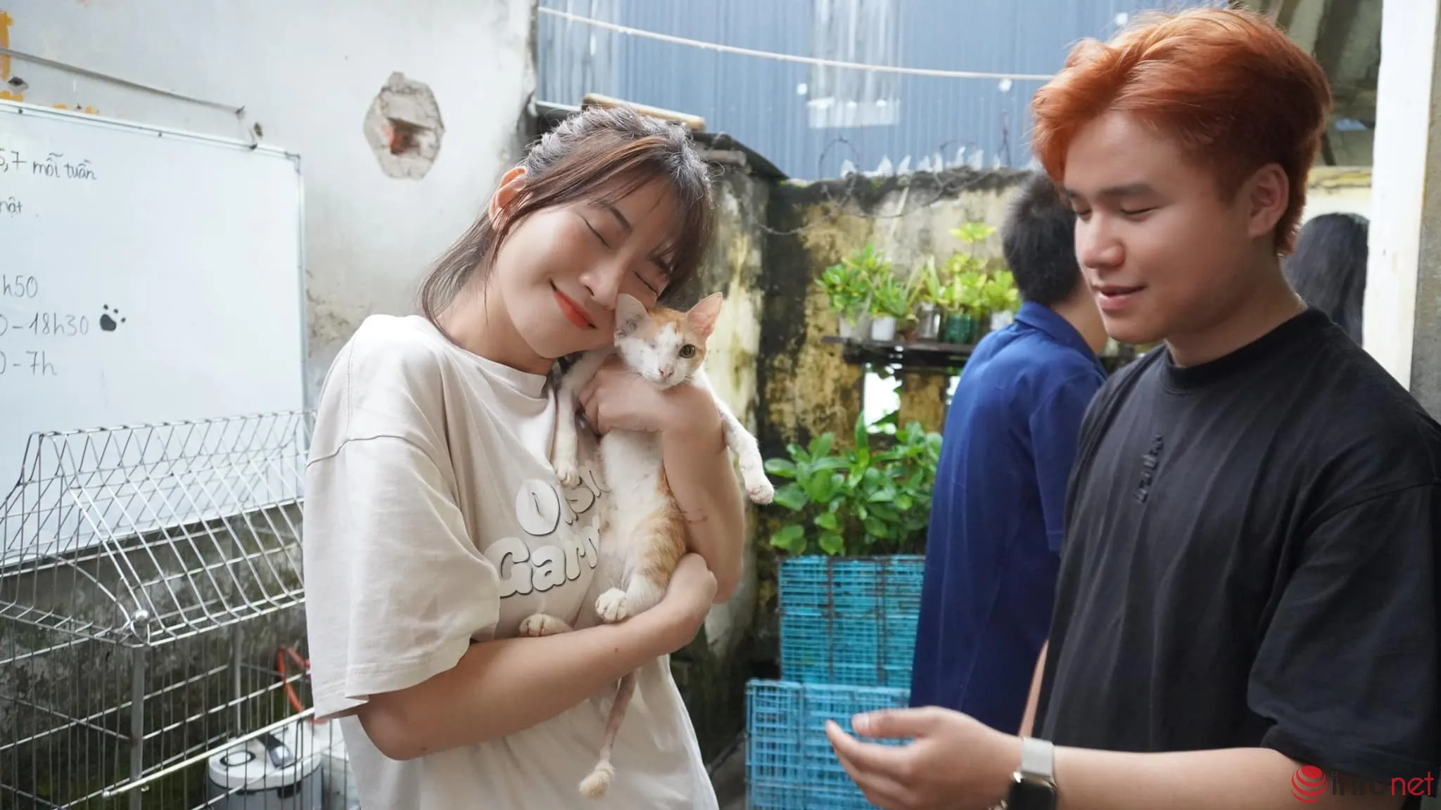 Lê Bống có năng khiếu hội họa và rất yêu động vật, cô tích cực tham gia các hoạt động thiện nguyện.