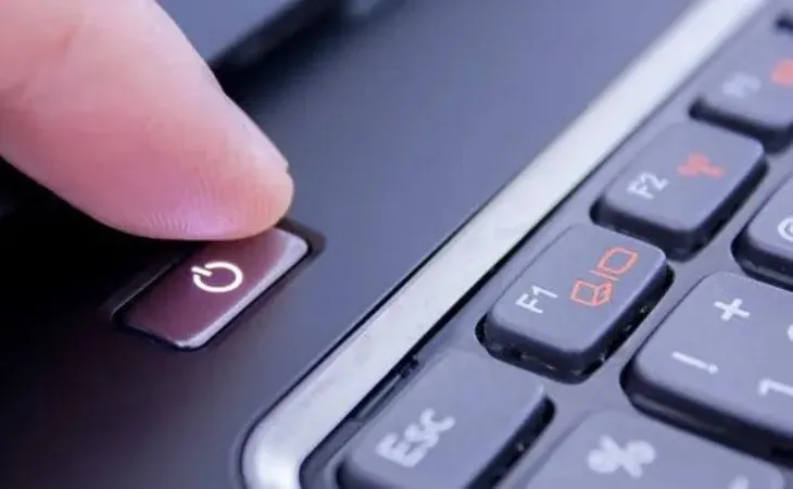 Tắt hoàn toàn máy tính bằng cách restart lại, nhấn giữ nút nguồn power trên thùng trong khoảng 7 - 10 giây