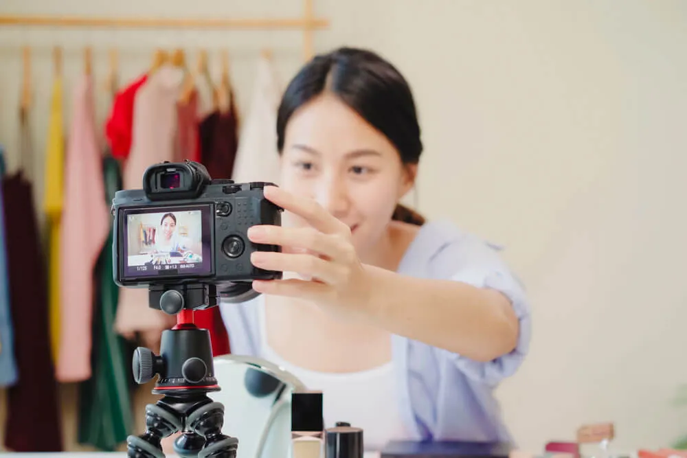 MC Livestream chuyên nghiệp tương tác trên màn hình máy tính, tối ưu chất lượng luồng phát.