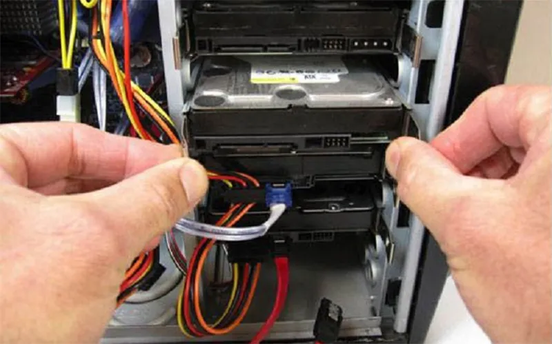 Cố định ổ cứng HDD 3.5 inch vào khay lắp đặt trong thùng máy tính (case).