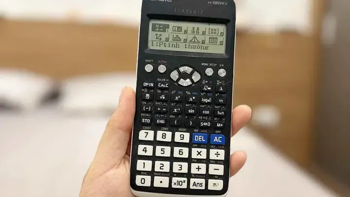 Một máy tính khoa học Casio mở chế độ tính toán, minh họa quy trình tìm ước số nguyên dương của 12.