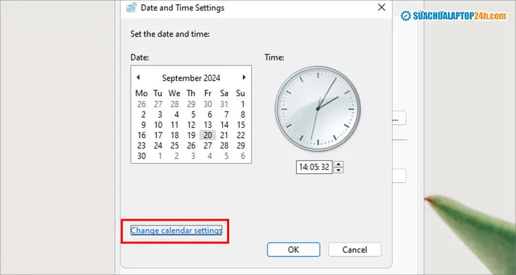 Nhấn Change calendar settings để thay đổi định dạng giờ