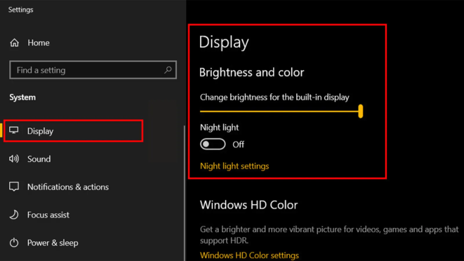 Giao diện Display Settings hiển thị tùy chọn Brightness and color để thực hiện cách chỉnh tối màn hình máy tính