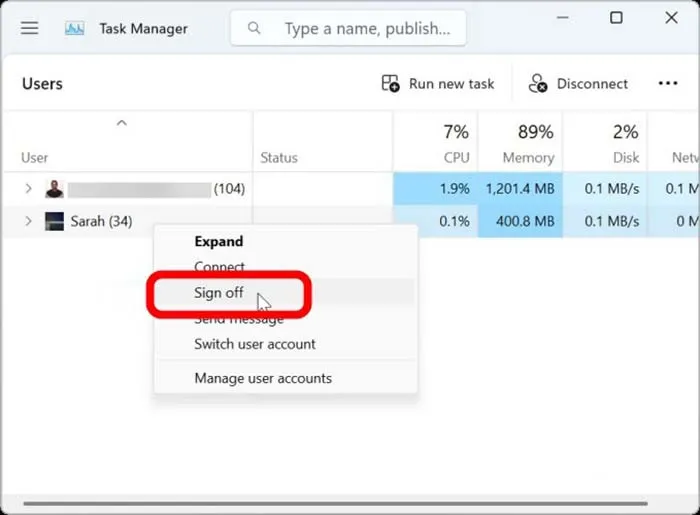 Danh sách tài khoản trong Task Manager Users tab