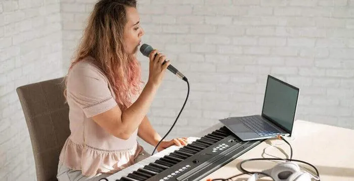 Giao diện cài đặt âm thanh trên máy tính để tinh chỉnh độ nhạy micro theo hướng dẫn cách hát karaoke trên máy tính