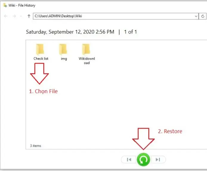 Hình ảnh một người dùng đang ghi lại thông tin quan trọng vào sổ tay, minh họa cho việc ghi nhớ và sao lưu khóa sản phẩm