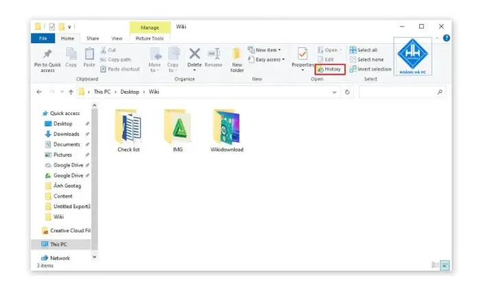 Một kỹ thuật viên đang sử dụng phần mềm để khôi phục dữ liệu từ ổ đĩa cứng, minh họa cho việc phục hồi tệp cài đặt