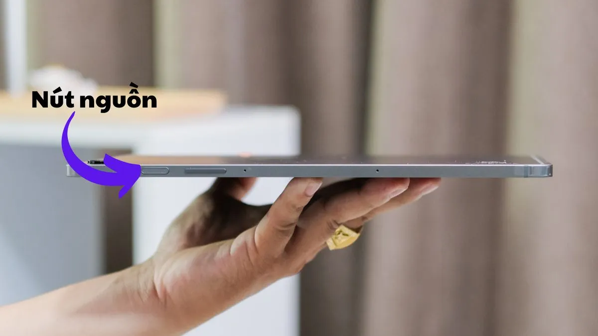 Người dùng thực hiện thao tác nhấn giữ nút nguồn để khởi động máy tính bảng Samsung Galaxy Tab khi gặp sự cố không lên nguồn