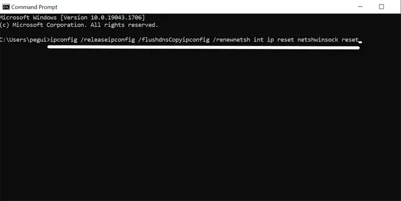 Cửa sổ Command Prompt hiển thị các lệnh netsh winsock reset và netsh int ip reset
