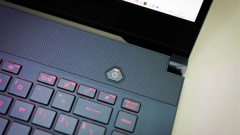 Buộc tắt nguồn bằng cách nhấn giữ nút vật lý khi không thể treo máy tính không bị tắt màn hình.